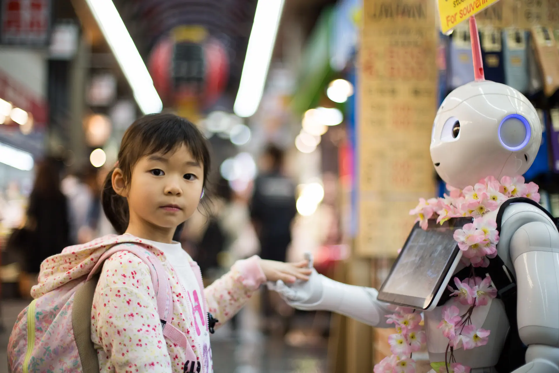 kleines Mädchen interagiert mit Roboter