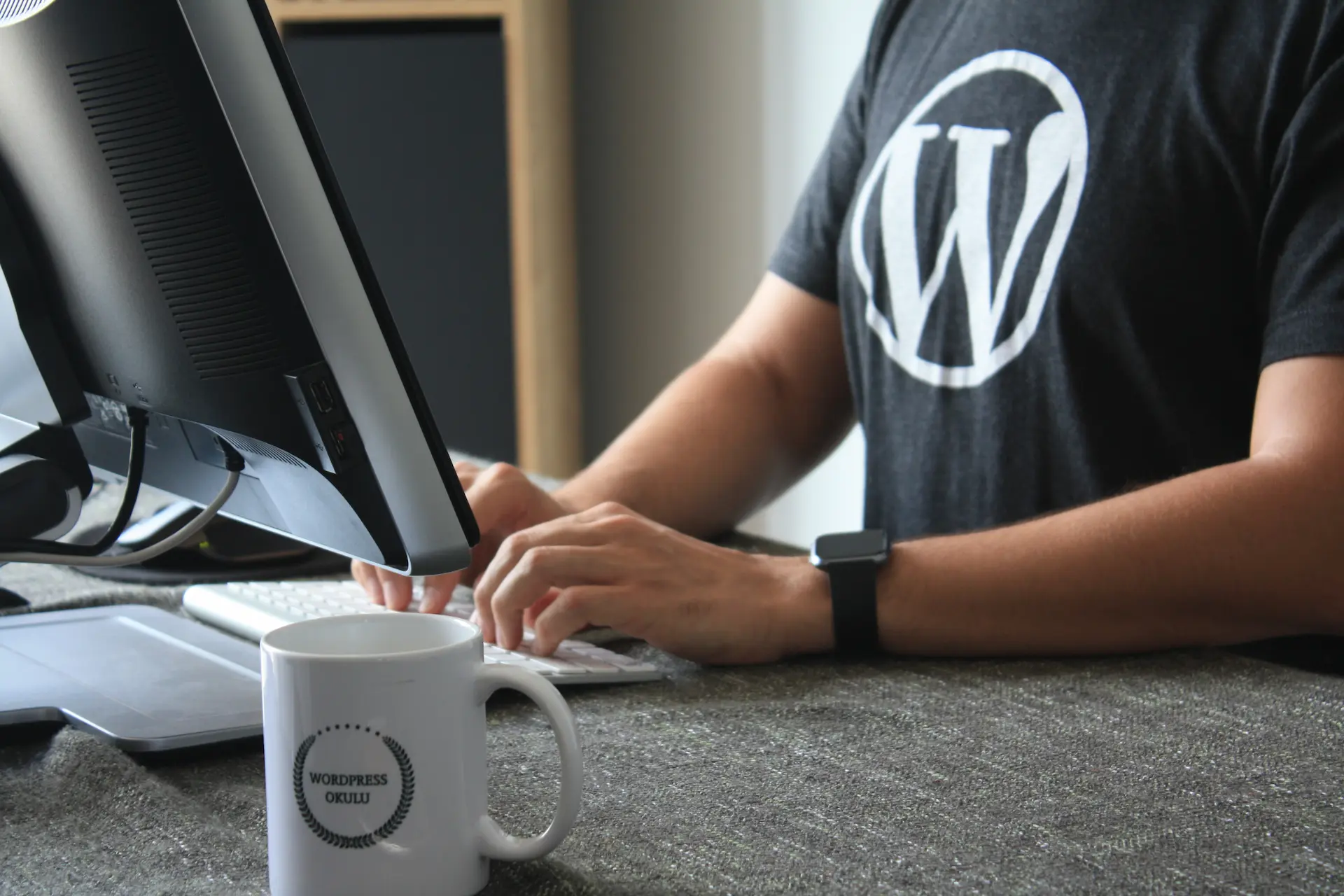 Programmierer trägt WordPress T-Shirt