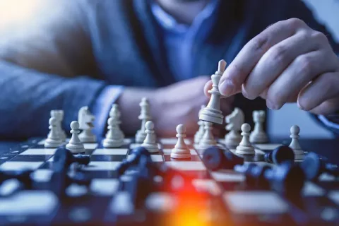 Schachspieler zieht den weiß3n König