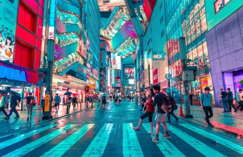 Fußgänger auf einem Zebrastreifen in Tokio