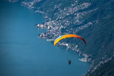 Paraglider über Küstenlinie