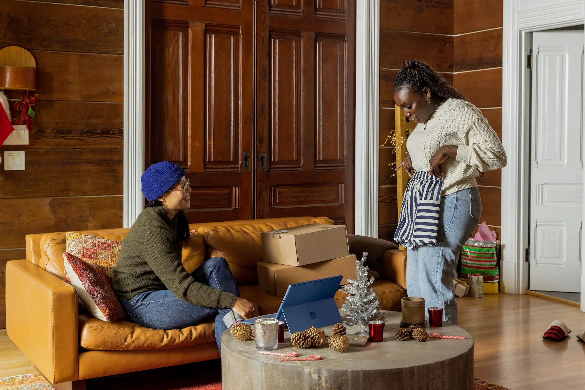 Online Shoppers zuhause auf der Couch mit Paketen