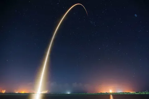 Kondensstreifen von SpaceX in Langzeitbelichtung