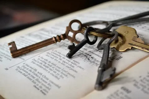 Schlüsselbund liegen auf aufgeschlagenem Buch